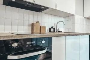 Studiya s beskontaktnym zaseleniem, zakrytoy parkovkoy pod videonablyudeniem Apartments