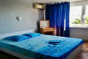 Tryohmestnyy nomer lyuks s vidom na more Apartments, Lazarevskoye