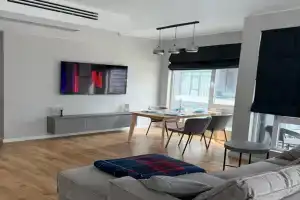 Stilnyy apartament u poberezhya white sails s vidom na more i gory