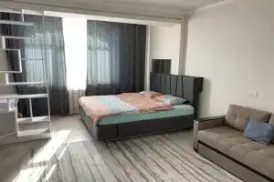 v tsentre s vidom na Belyy dom i gory Apartments, Bishkek