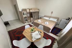 no5 Dvuhmestnyy standart + 2 dop mesta Apartments, Derbent