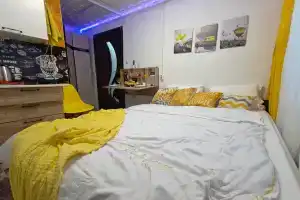 Uyutnaya studiya na 2 razdelnyh spalnyh mesta v raznyh komnatah. Apartments