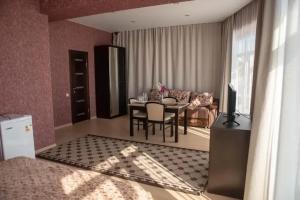 Semeynyy nomer uluchshennyy s vidom na more Apartments, Lazarevskoye