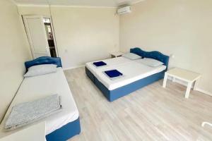 Tryohmestnyy nomer standart s vidom na more Apartments, Novyjj Afon