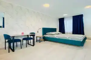 Chetyryohmestnyy nomer s komfortnymi dvuspalnoy i dvuhyarusnoy krovatyu Apartments, Kushchyovskaya