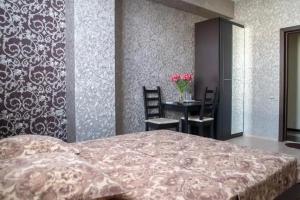 Dvuhmestnyy nomer s 1 krovatyu uluchshennyy s vidom na gory Apartments, Lazarevskoye