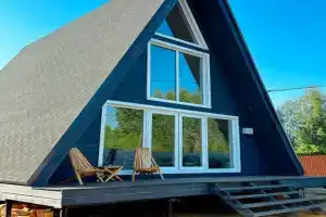 Uyutnyy bolshoy dom A-Frame s chanom ryadom s Volgoy Cottage