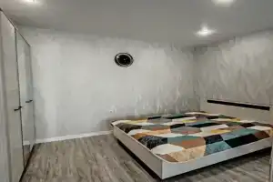 Uyutnaya v istoricheskoy chasti goroda v rayone Kremlya Apartments, Tobol'sk