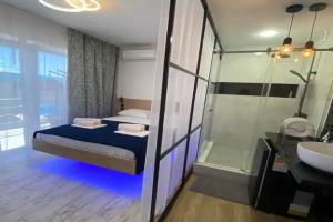 Dvuhmestnyy lyuks s paryashchey krovatyu i balkonom Apartments, Berdyansk