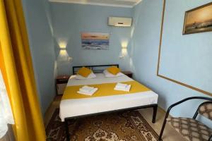 Dvuhkomnatnyy nomer dlya 4-h gostey i dopolnitelnym mestom Apartments, Yeysk