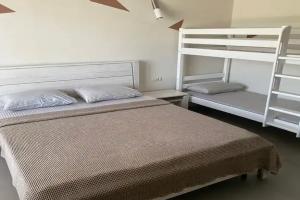 Chetyryohmestnyy nomer uluchshennyy s vidom na more Apartments, Alakhadzi