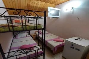 Dvuhmestnyy nomer s 2 otdelnymi krovatyami mansarda 6y etazh, okno v koridor Apartments, Lazarevskoye