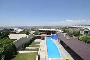 A Royal Luxury Villa In Center With Two Swimming Pools, Sauna and Jacuzzi., Yerevan
