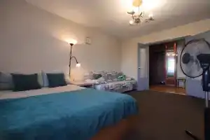 Prostornaya 3-hkomnatnaya ryadom s parkom Apartments, Velikiy Novgorod