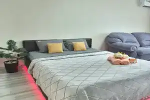 Shikarnaya odnushka ryadom s Volgoy Apartments