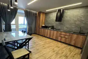 Apartamenty s vidom na more i dizaynerskim remontom, Mariupol