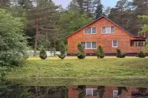 Dom v samom serdtse lesa na beregu reki Cottage, Saransk