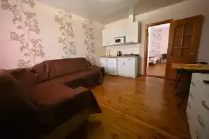 Chetyryohmestnyy nomer dvuhkomnatnyy nomer s kuhney Apartments, Berdyansk