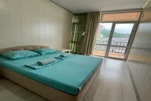 Dvuhmestnyy nomer s 1 krovatyu standart s vidom na more Apartments, Novyjj Afon