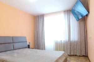 Dvuspalnaya krovat i ogromnyy smart TV Apartments
