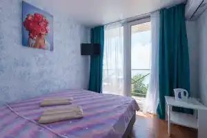 Dvuhmestnyy nomer s 2 otdelnymi krovatyami standart s vidom na more Apartments, Lazarevskoye