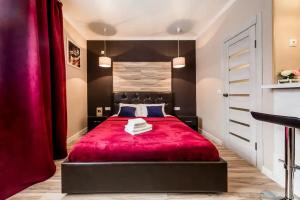 Apart-studio Smolenskaya, Engels