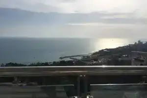 s panoramnym vidom na more. Skazochnye zakaty Apartments, Sochi