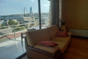 s vidom na more i Plamennye Bashni Apartments, Baku