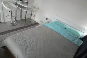 Uyutnenkiy nomer s vidom na sosny s krasivym zakatom s hammam i saunoy Apartments, Chusovaya