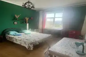 Gostevaya komnata v Dome Solntsa s vidom na more Apartments, Novorossijsk