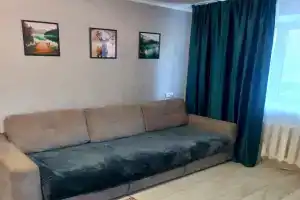 Chistaya uyutnaya ryadom s aeroportom Tolmocheva Apartments, Ob'