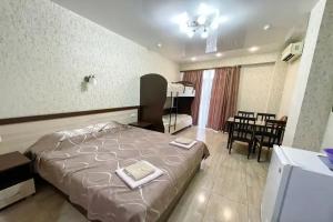 Chetyrehmestnyy nomer s balkonom i vidom na more Apartments, Lazarevskoye