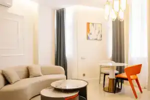 Dizaynerskiy apartament 1+1 s otelnoy kuhney, Batumi