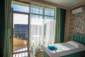 Semeynyy nomer standart s vidom na more Apartments, Lazarevskoye