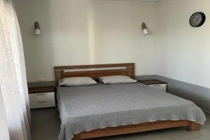 Tryohmestnyy nomer uluchshennyy s vidom na more Apartments, Alakhadzi