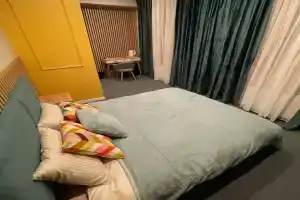 Dvuhmestnyy nomer s 1 krovatyu uluchshennyy s krovatyu queen sizeno1 Apartments, Frjasino