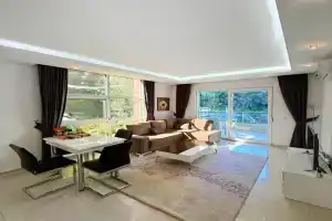 v tsentre so svoim basseynom u plyazha Kleopatra Apartments, Alanya