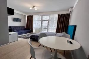 Uyutnaya studiya s vidom na more Apartments, Izbarbash