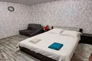 u basseyna Olimpiyskiy Apartments, Chekhov