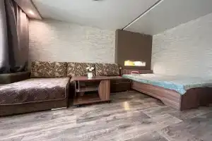 Komfortnaya studiya s bystrym Wi-Fi i otchyotnymi dokumentami Apartments, Sayanogorsk