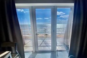 Chetyrehmestnyy lyuks s potryasayushchim vidom na more Apartments, Berdyansk