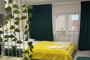 Tryohmestnyy nomer lyuks s vidom na gory Apartments, Lazarevskoye