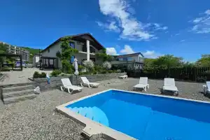Komfortnoe prozhivanie s basseynom i vidom na more. Apartments, Ashe