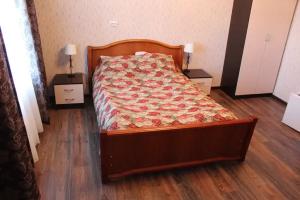 Dvuhmestnyy nomer s 1 krovatyu polulyuks Apartments, Torzhok