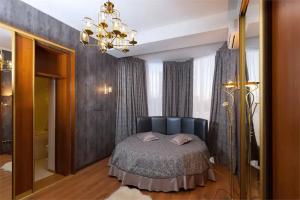 Dvuhmestnyy nomer s 1 krovatyu polulyuks s dzhakuzi Apartments, Noginsk