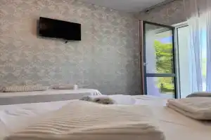 Tryohmestnyy nomer standart s vidom na gory Apartments, Alakhadzi
