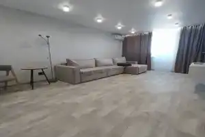 Otlichnaya dvuhkomnatnaya v tsentre so svezhim remontom Apartments, Mariupol