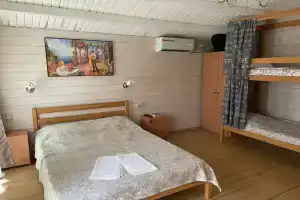 Semeynyy nomer uluchshennyy Apartments, Alakhadzi