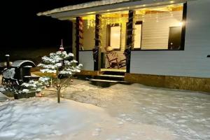 Dom na beregu reki, v okruzhenii lesa s baney i chanom Cottage, Ivashevo