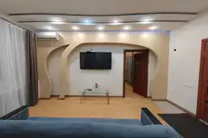 Dvuhkomnatnaya s kruglosutochnoy vodoy v tsentre vozle bolshogo TorgTsentra Apartments, Donetsk